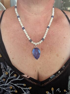 Blue Teardrop Pendant Beaded Necklace - White & Navy